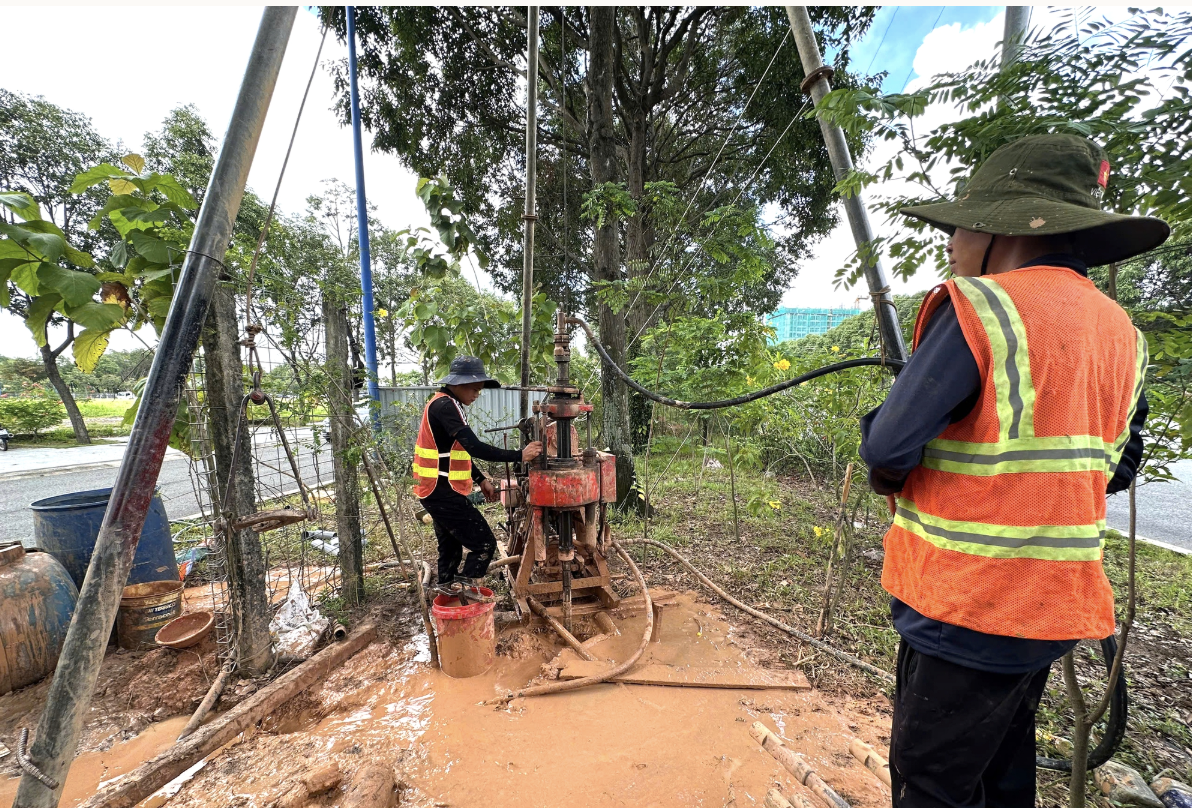 Khoan khảo sát địa chất tuyến metro thành phố mới Bình Dương - Suối Tiên trên đường Hùng Vương, phường Bình Dương, TP.HCM - Ảnh: Báo Tuổi Trẻ
